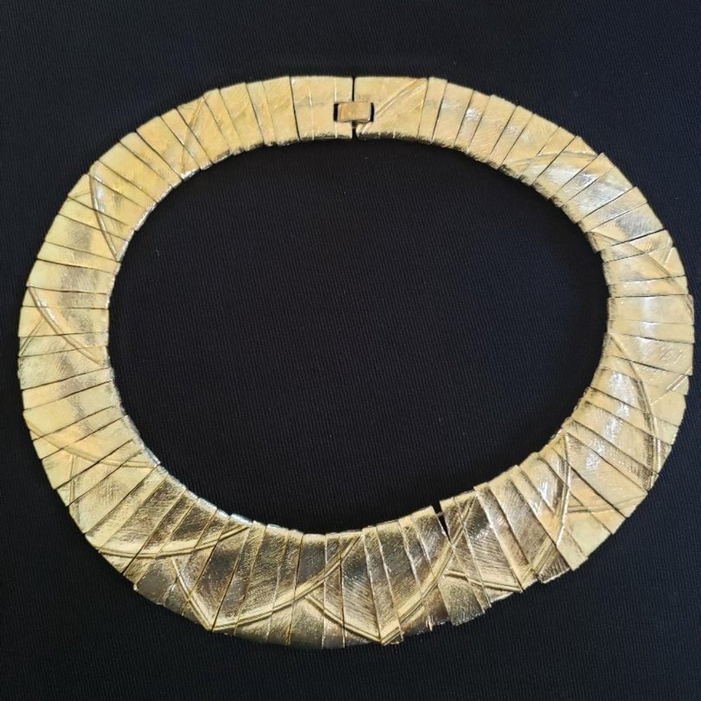 LES BERNARD VINTAGE GOLD TONE METAL  TEXTURED CHOKER. AS SEEN ON BRIDGERTON.
